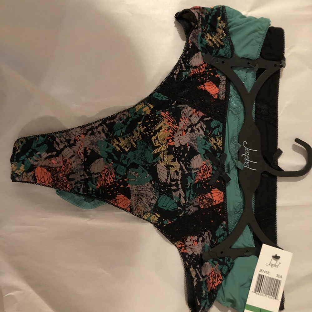 Jezebel 3pk thong set NWT sz L
